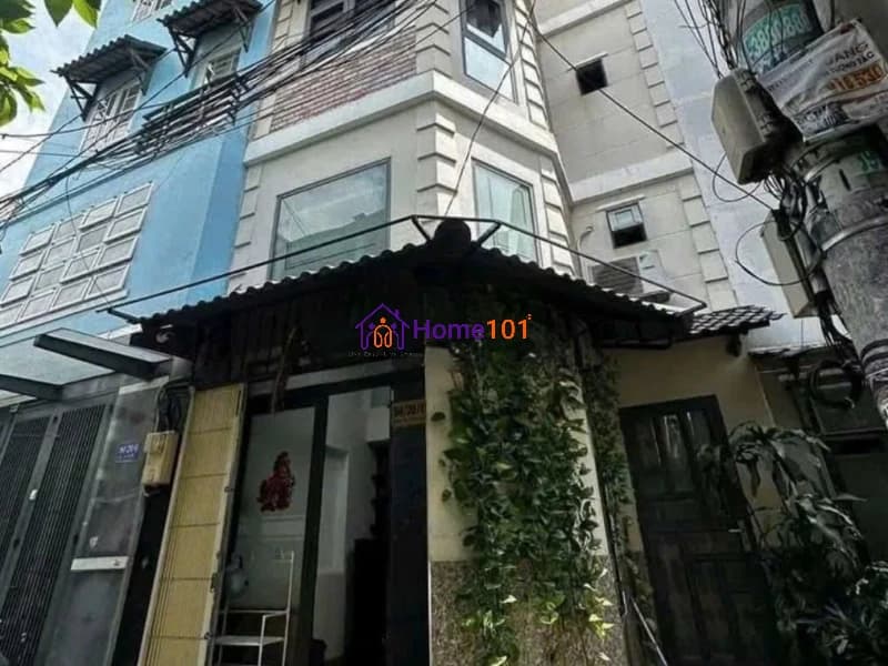 Fully Furnished 3-Bedroom Townhouse for Rent on Hoang Hoa Tham Street, Binh Thanh